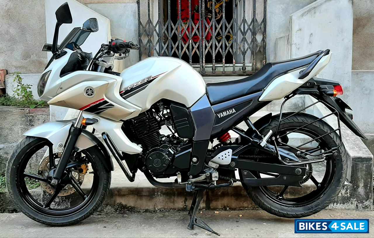 White Yamaha Fazer