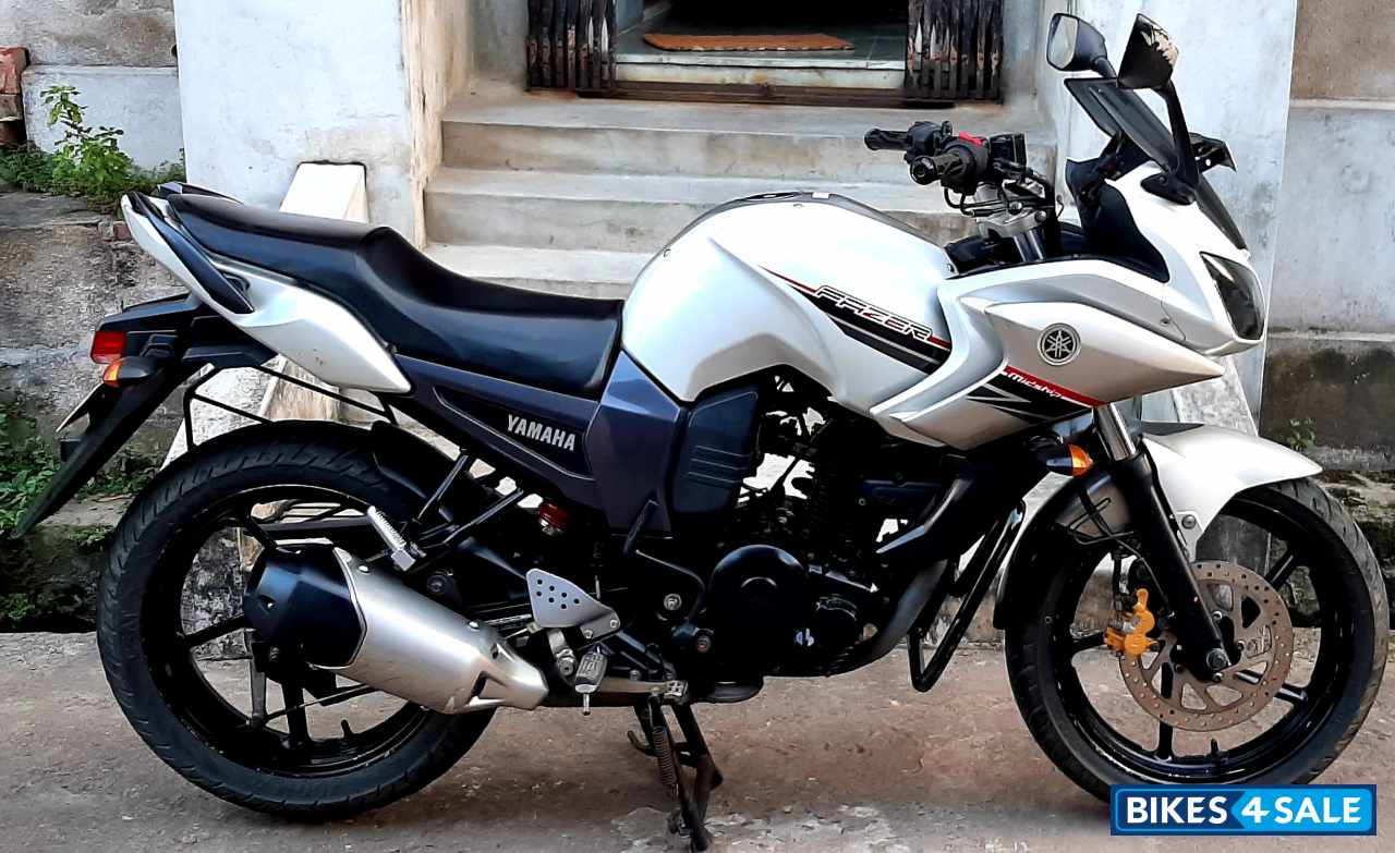 White Yamaha Fazer