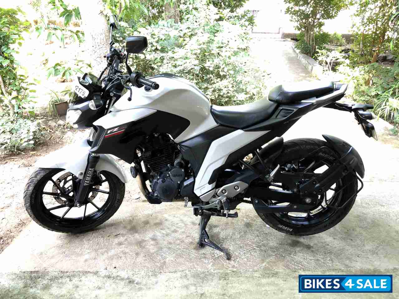 White Yamaha FZ25