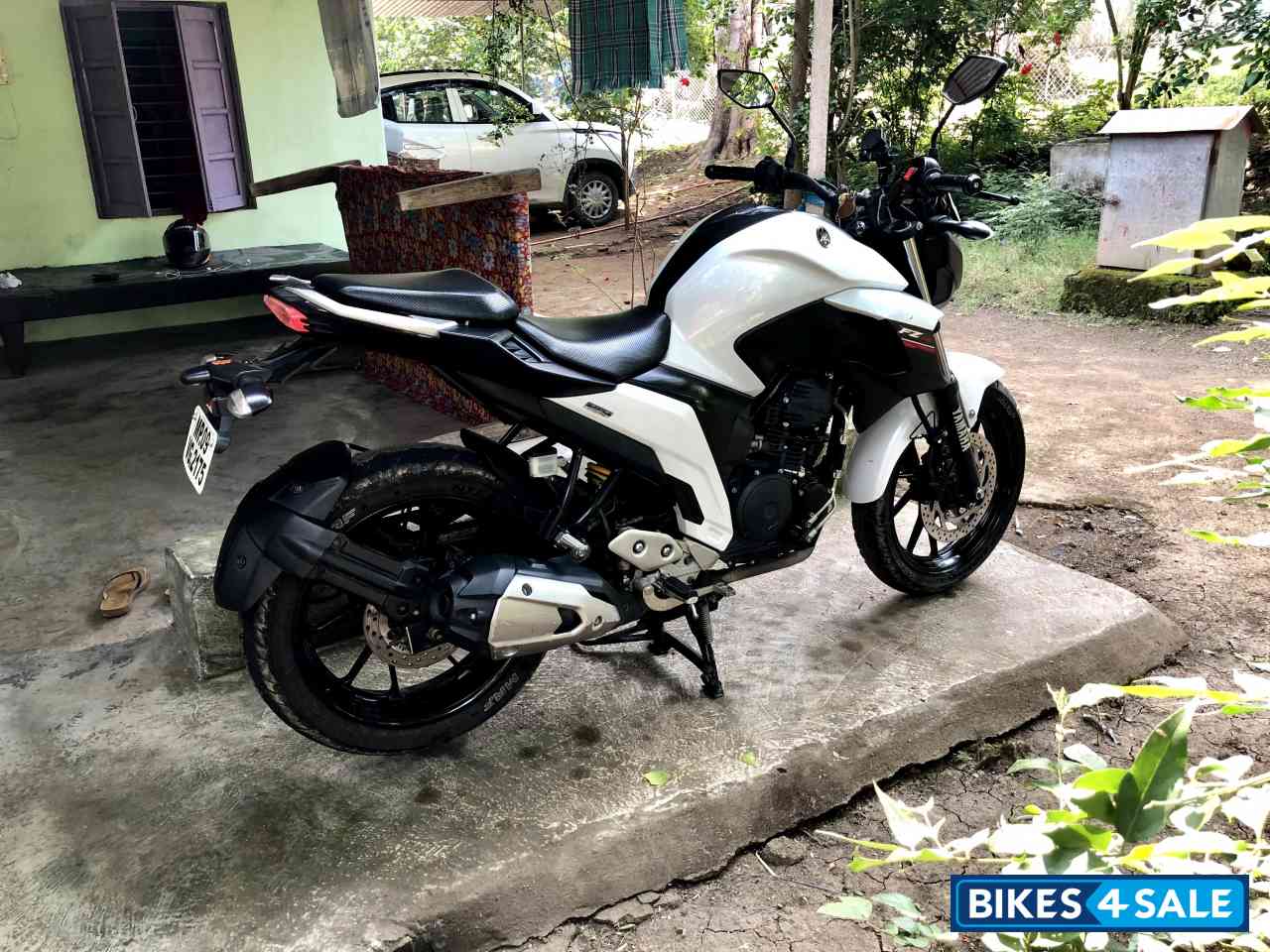 White Yamaha FZ25