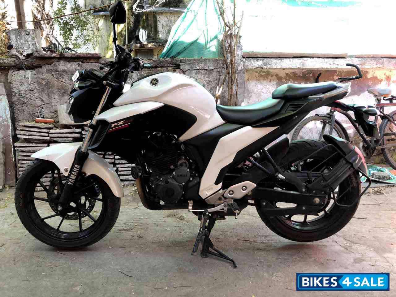 White Yamaha FZ25