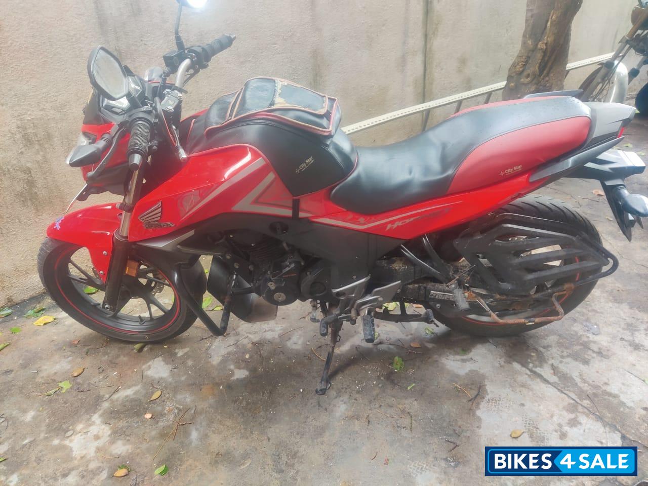 Red Honda CB Hornet 160R