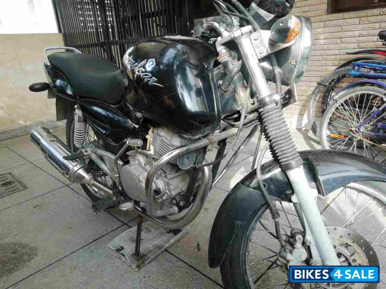 Black Bajaj Pulsar 150 Classic