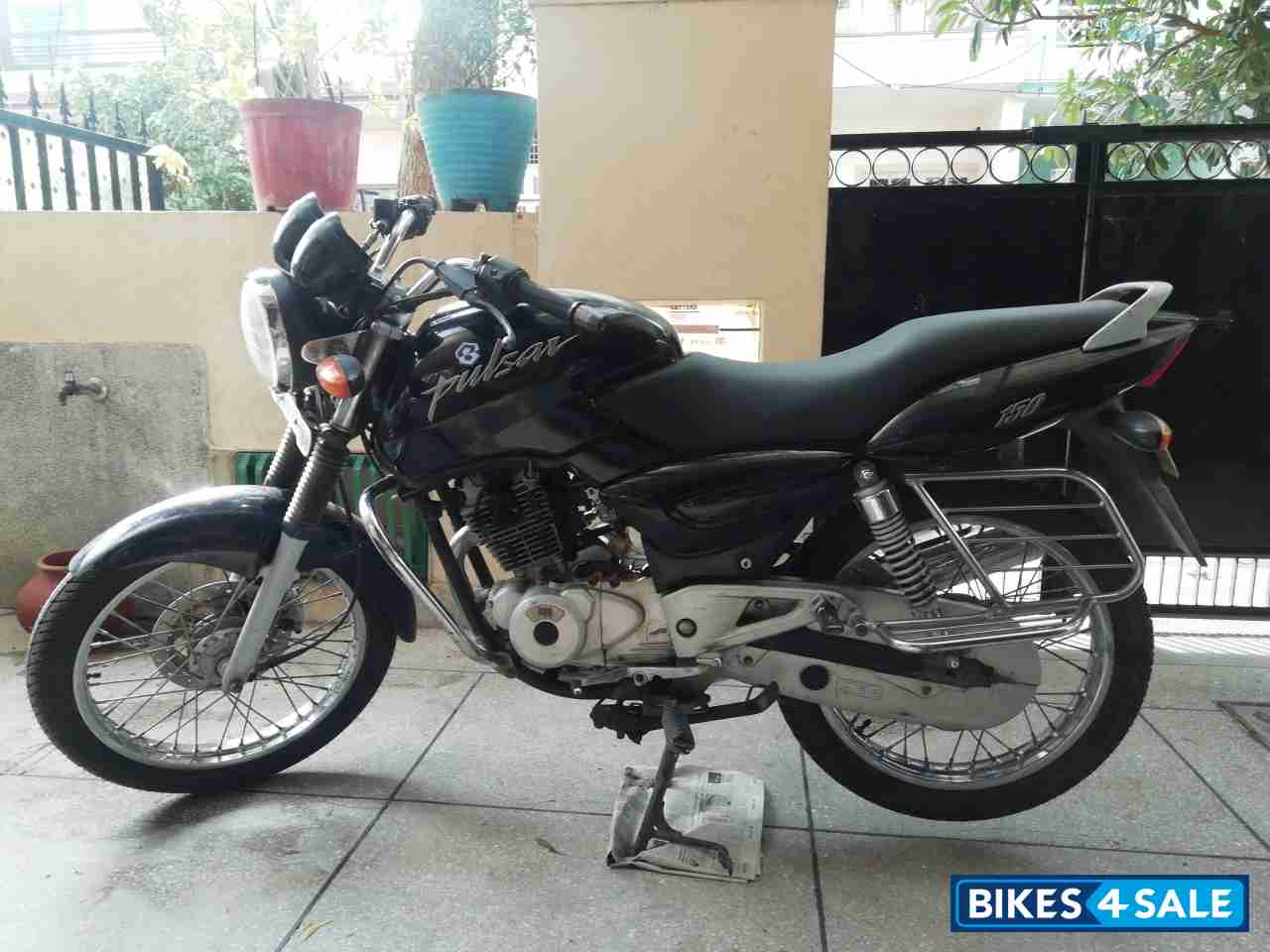 Black Bajaj Pulsar 150 Classic