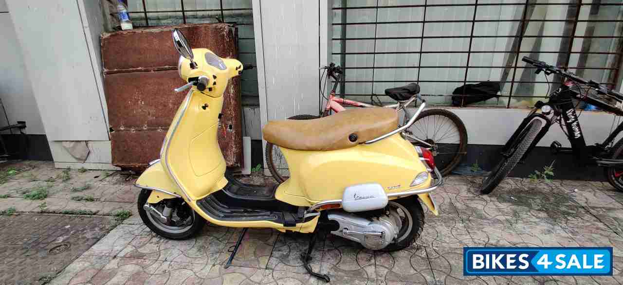 Yellow Vespa VXL 125 BS6