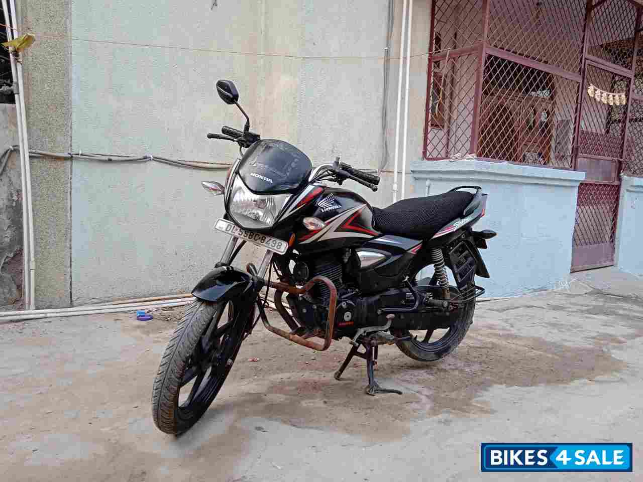 Black Honda CB Shine