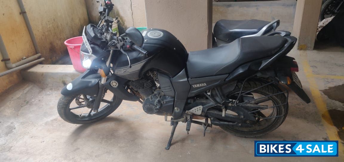 Black Yamaha FZ16