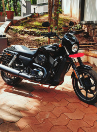 Blqck Harley Davidson Street 750