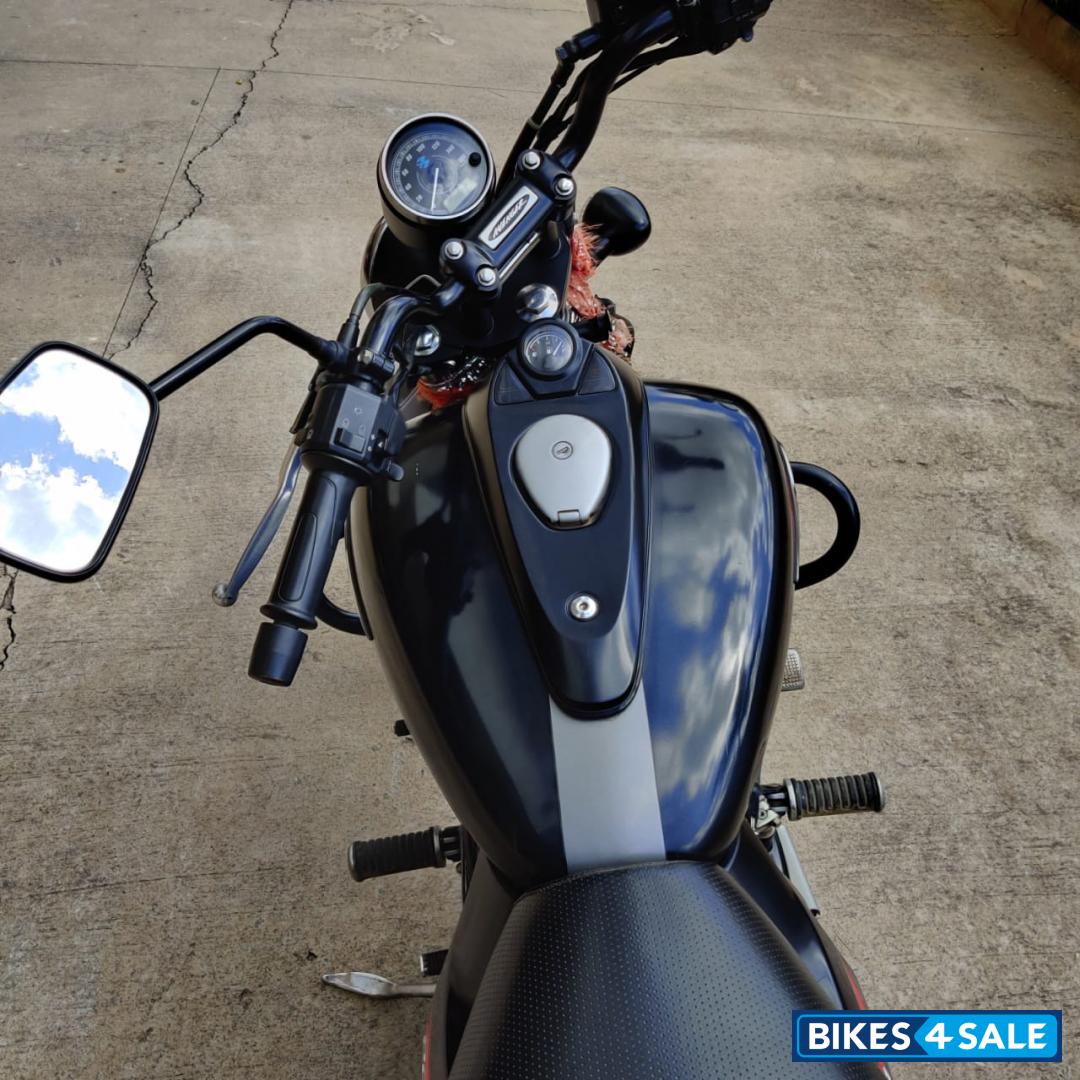 Black Bajaj Avenger 220 DTS-i Black Bajaj Avenger 220 DTS-i