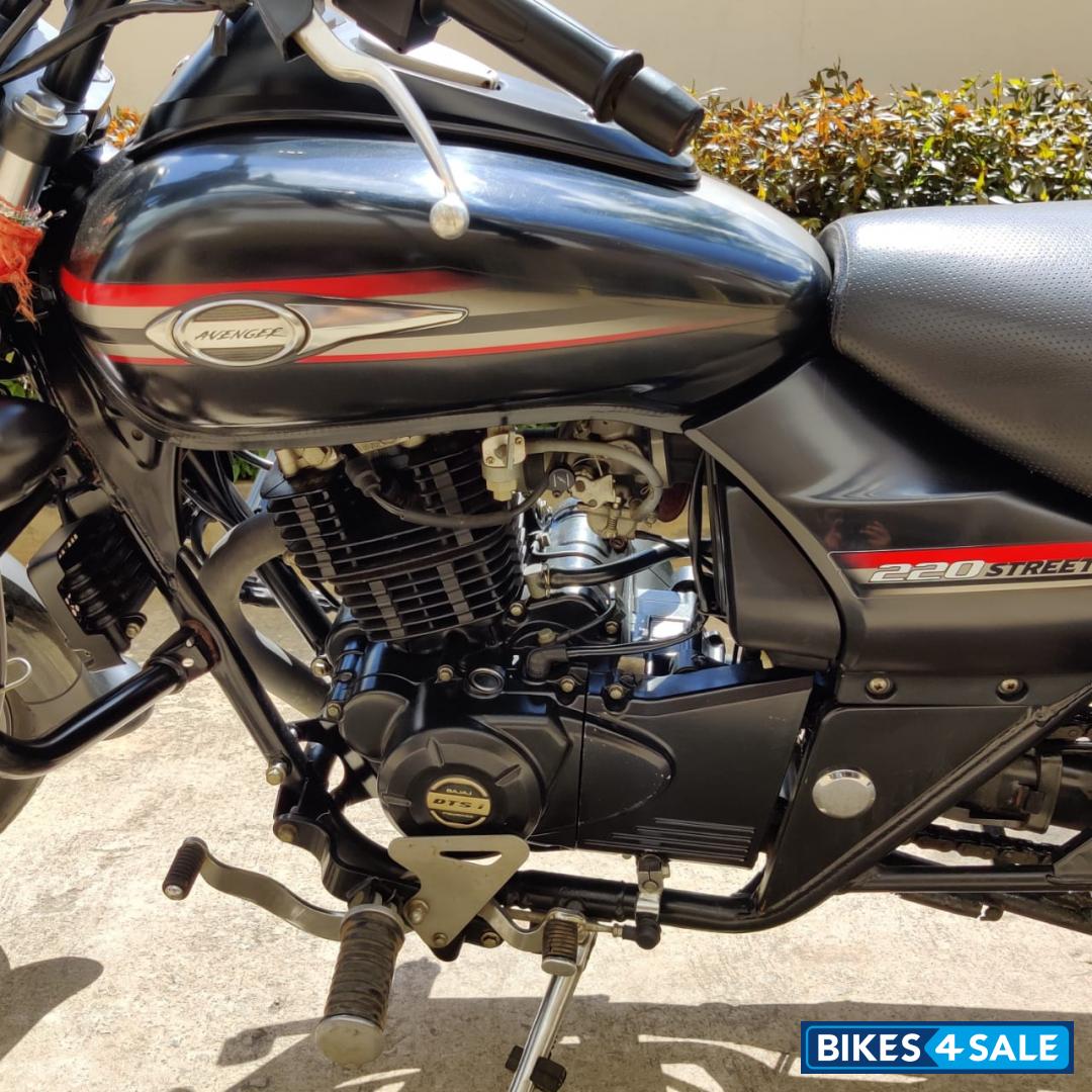 Black Bajaj Avenger 220 DTS-i Black Bajaj Avenger 220 DTS-i