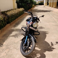 Black Bajaj Avenger 220 DTS-i