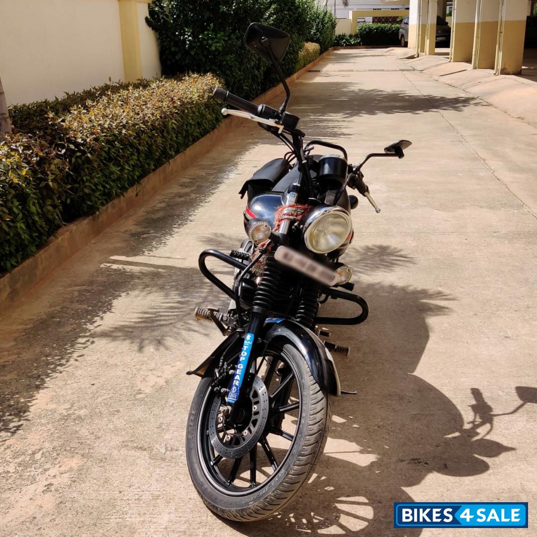 Black Bajaj Avenger 220 DTS-i Black Bajaj Avenger 220 DTS-i