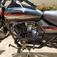 Black Bajaj Avenger 220 DTS-i
