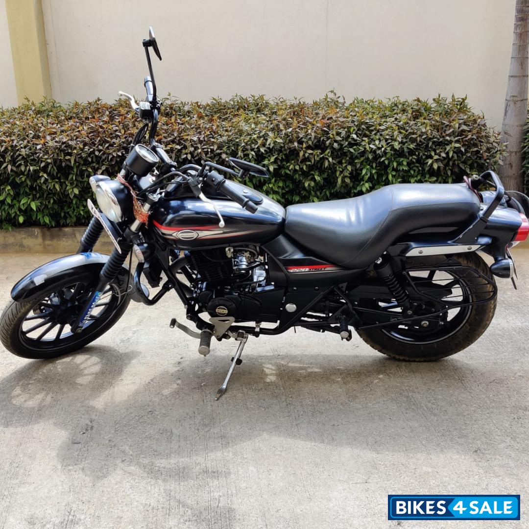 Black Bajaj Avenger 220 DTS-i Black Bajaj Avenger 220 DTS-i