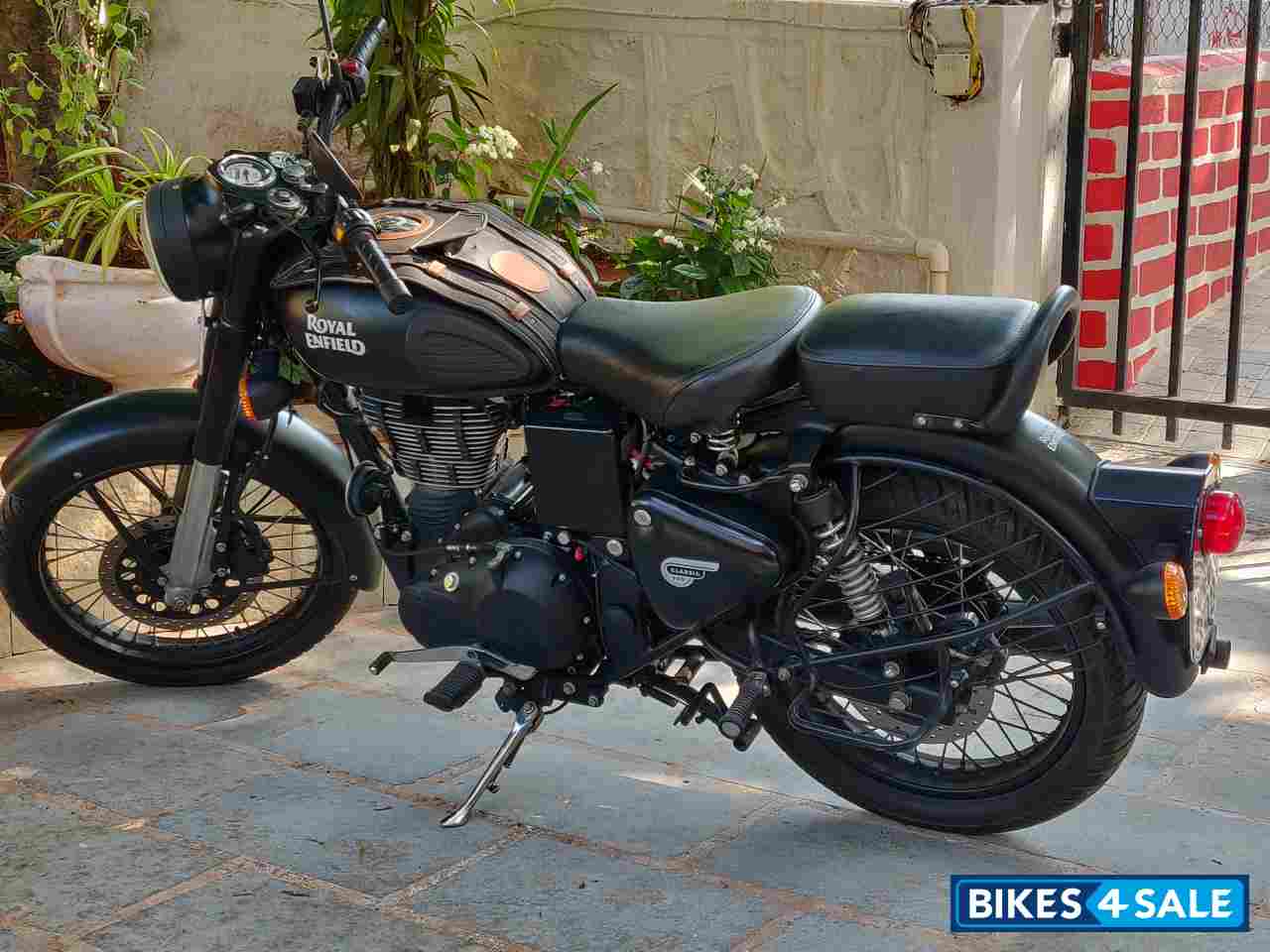 Royal Enfield Classic Stealth Black