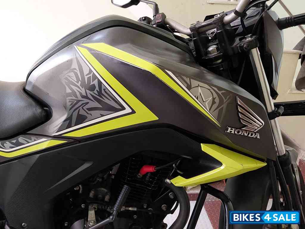 Matt Striking Green Honda CB Hornet 160R