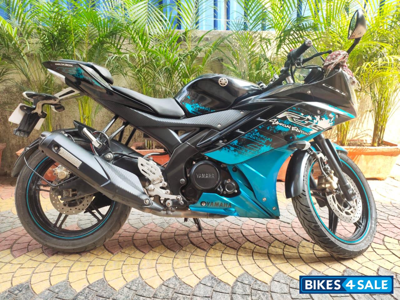 Black/blue Yamaha YZF R15 V2