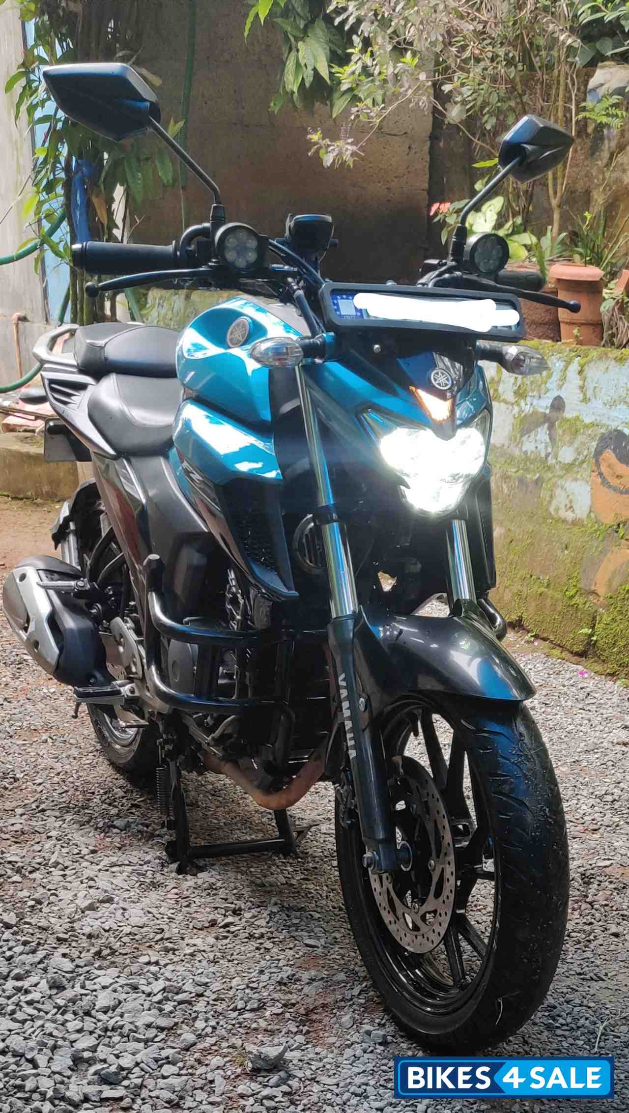 Blue Yamaha FZS 25