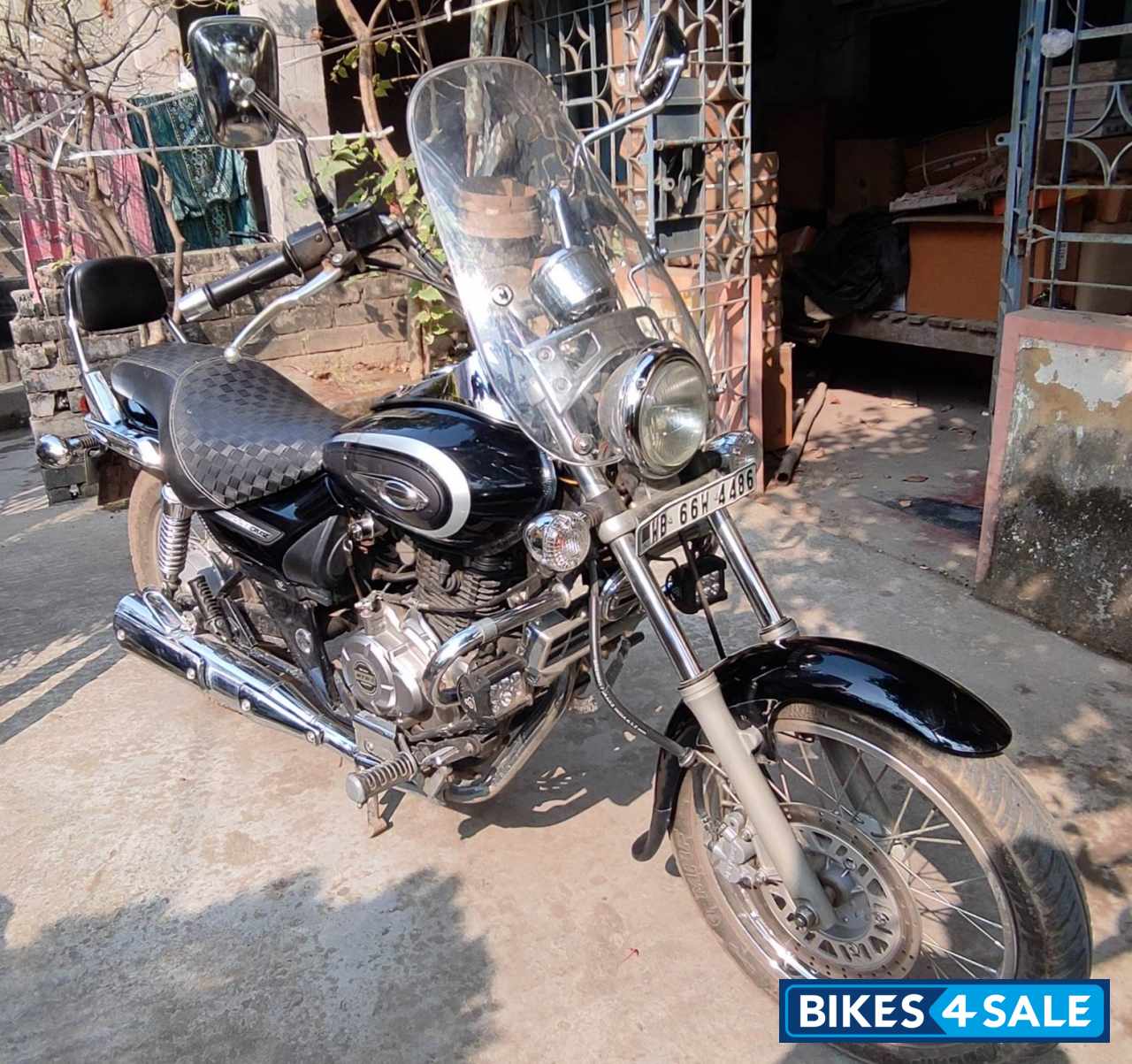 Black Bajaj Avenger 220 DTS-i
