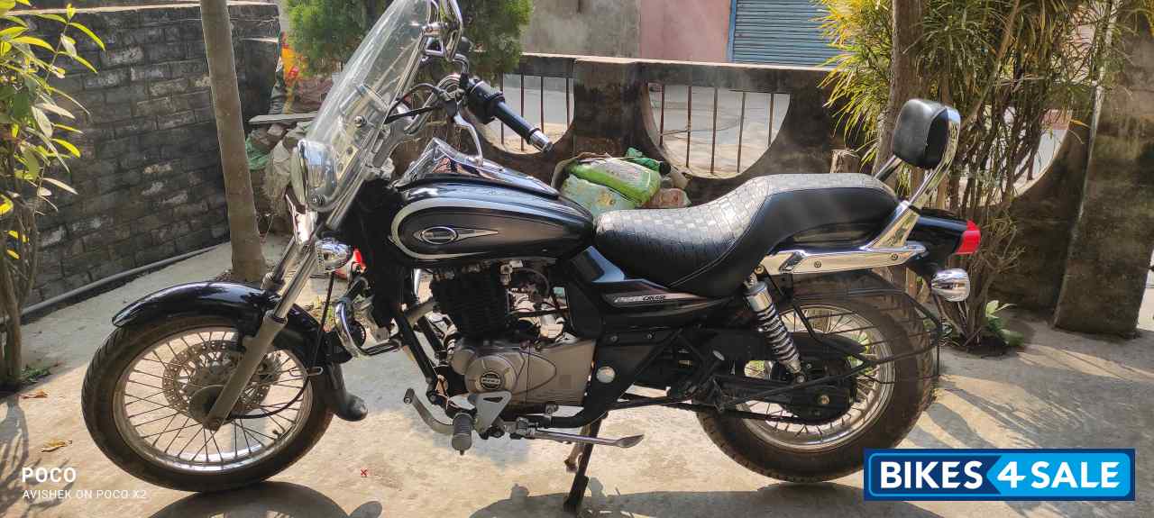 Black Bajaj Avenger 220 DTS-i