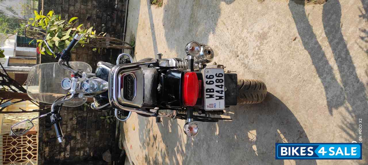 Black Bajaj Avenger 220 DTS-i