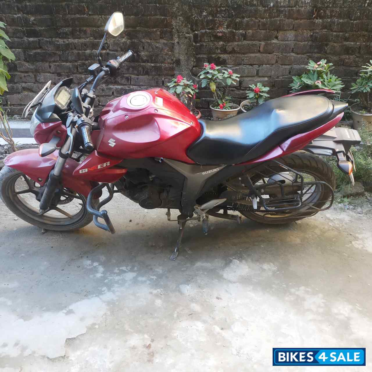 Red Suzuki Gixxer 150