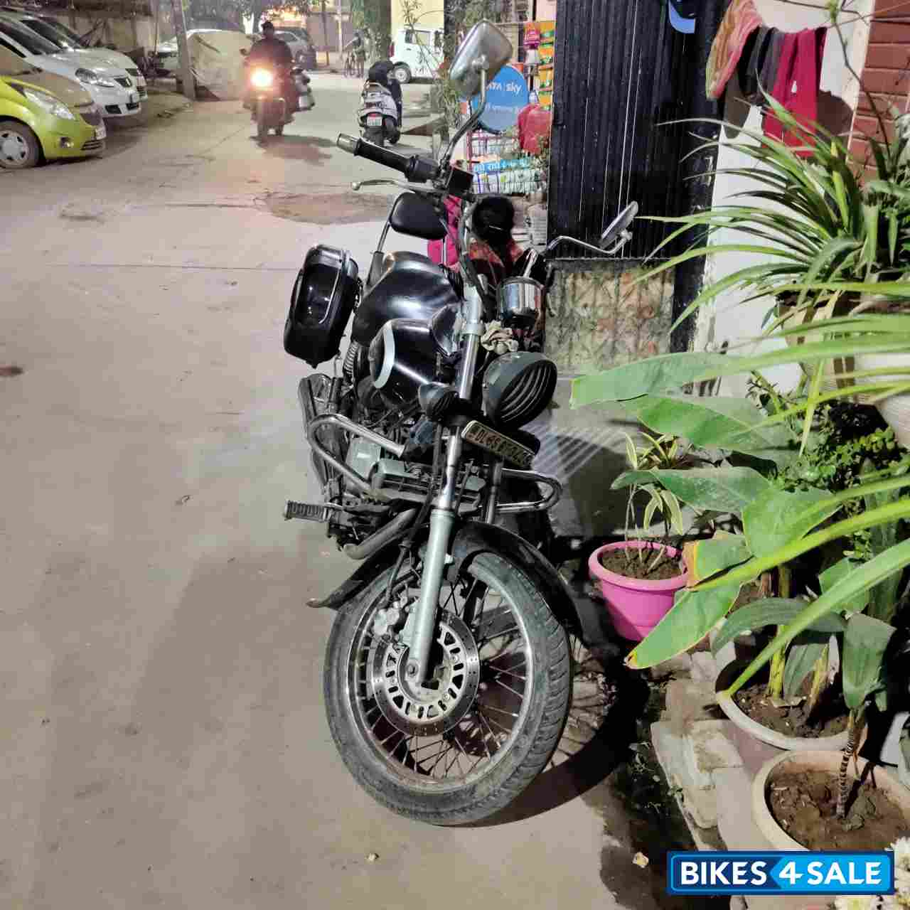 Black Bajaj Avenger Cruise 220