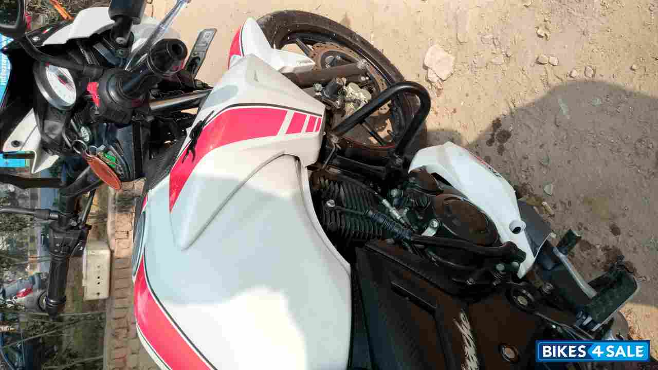 White TVS Apache RTR 160