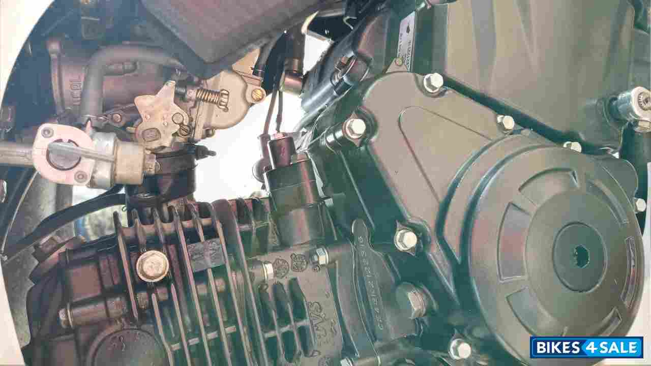 White TVS Apache RTR 160