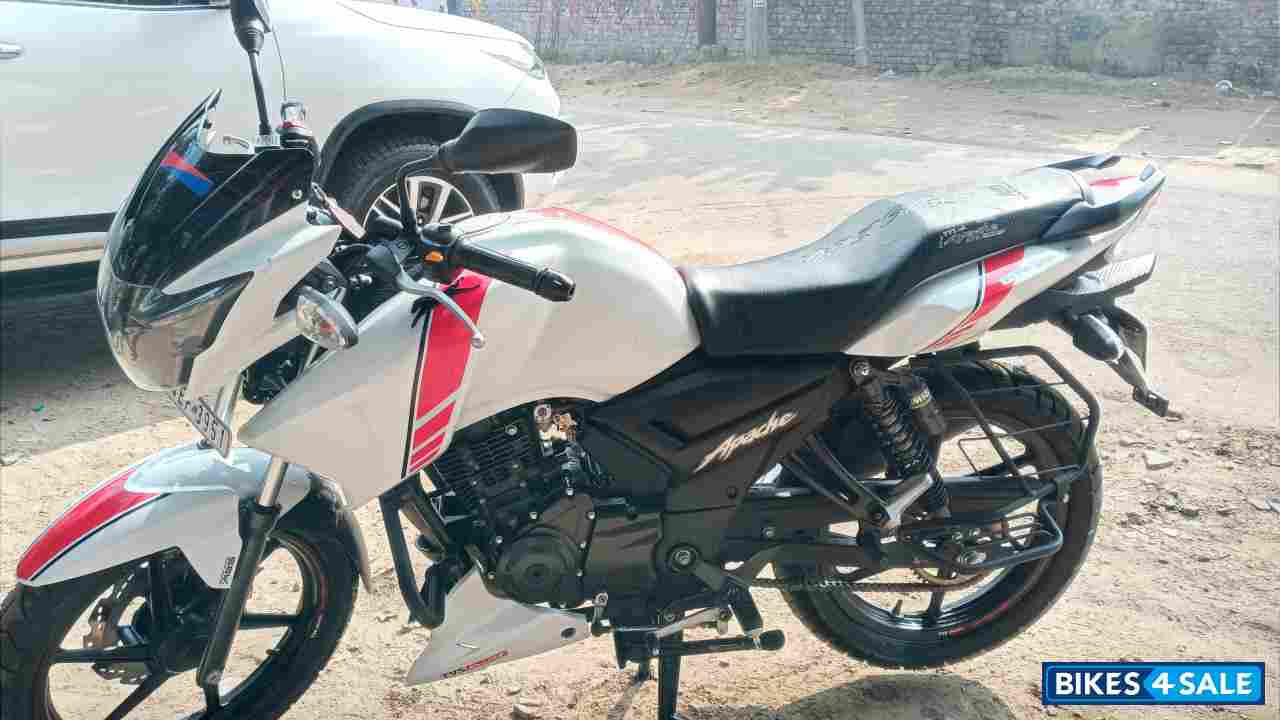 White TVS Apache RTR 160