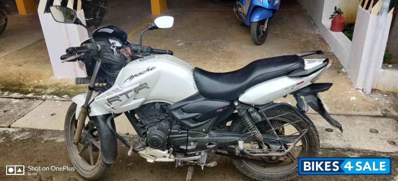 White TVS Apache RTR 180