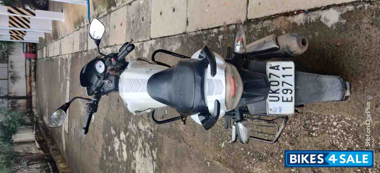 White TVS Apache RTR 180