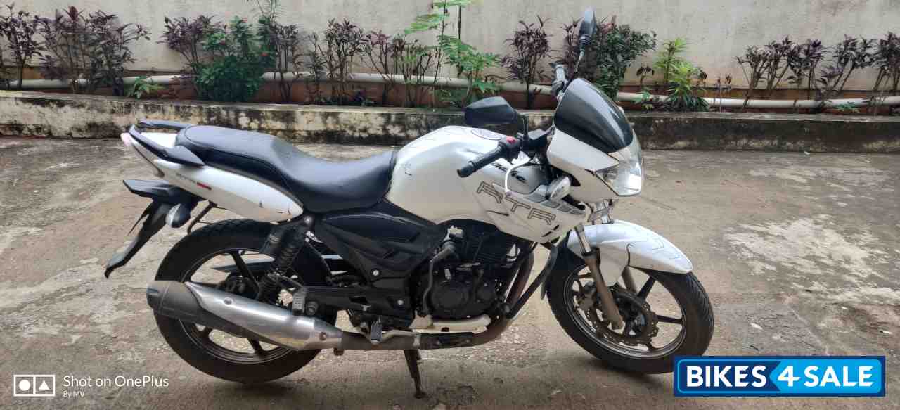 White TVS Apache RTR 180