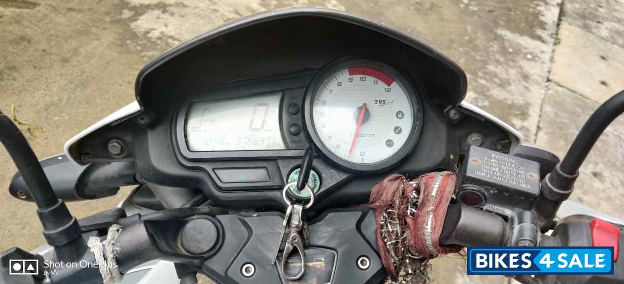 White TVS Apache RTR 180