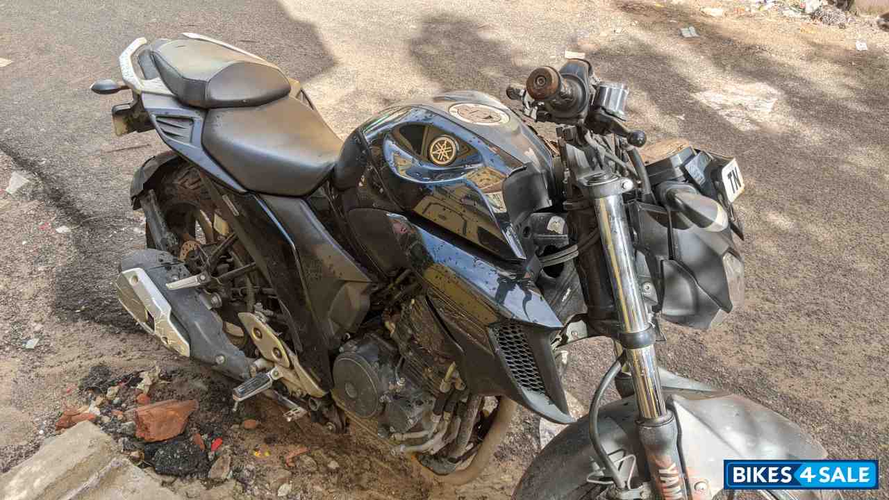 Black Yamaha FZ25