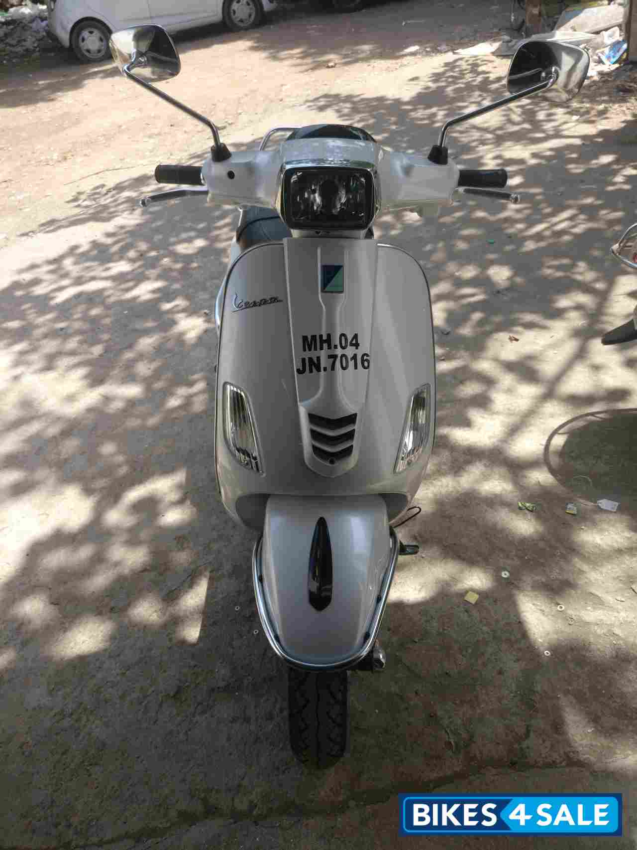 White Vespa SXL 150