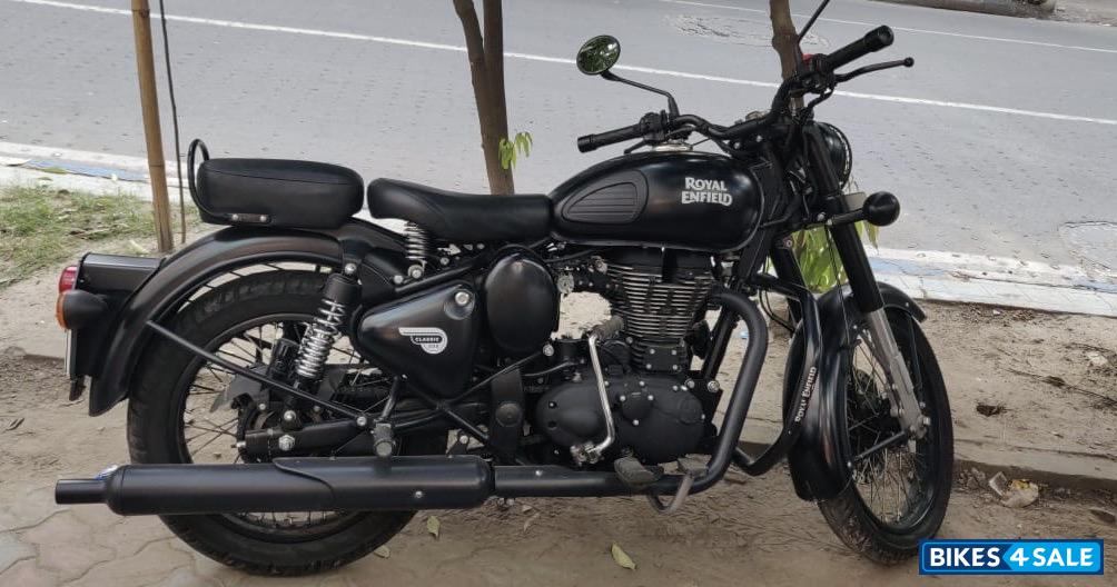 Black Royal Enfield Classic Stealth Black