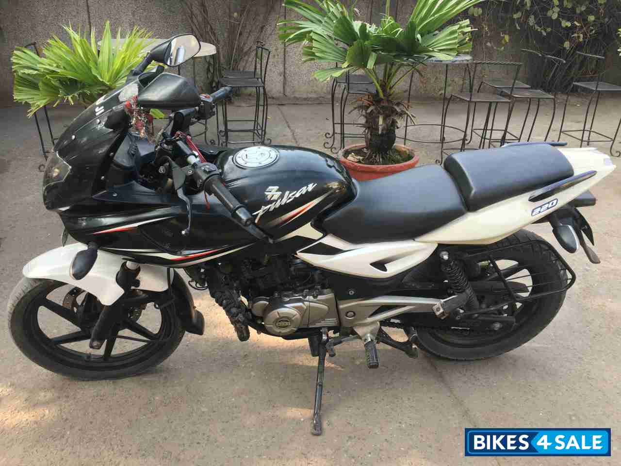 Black&white Bajaj Pulsar 220F