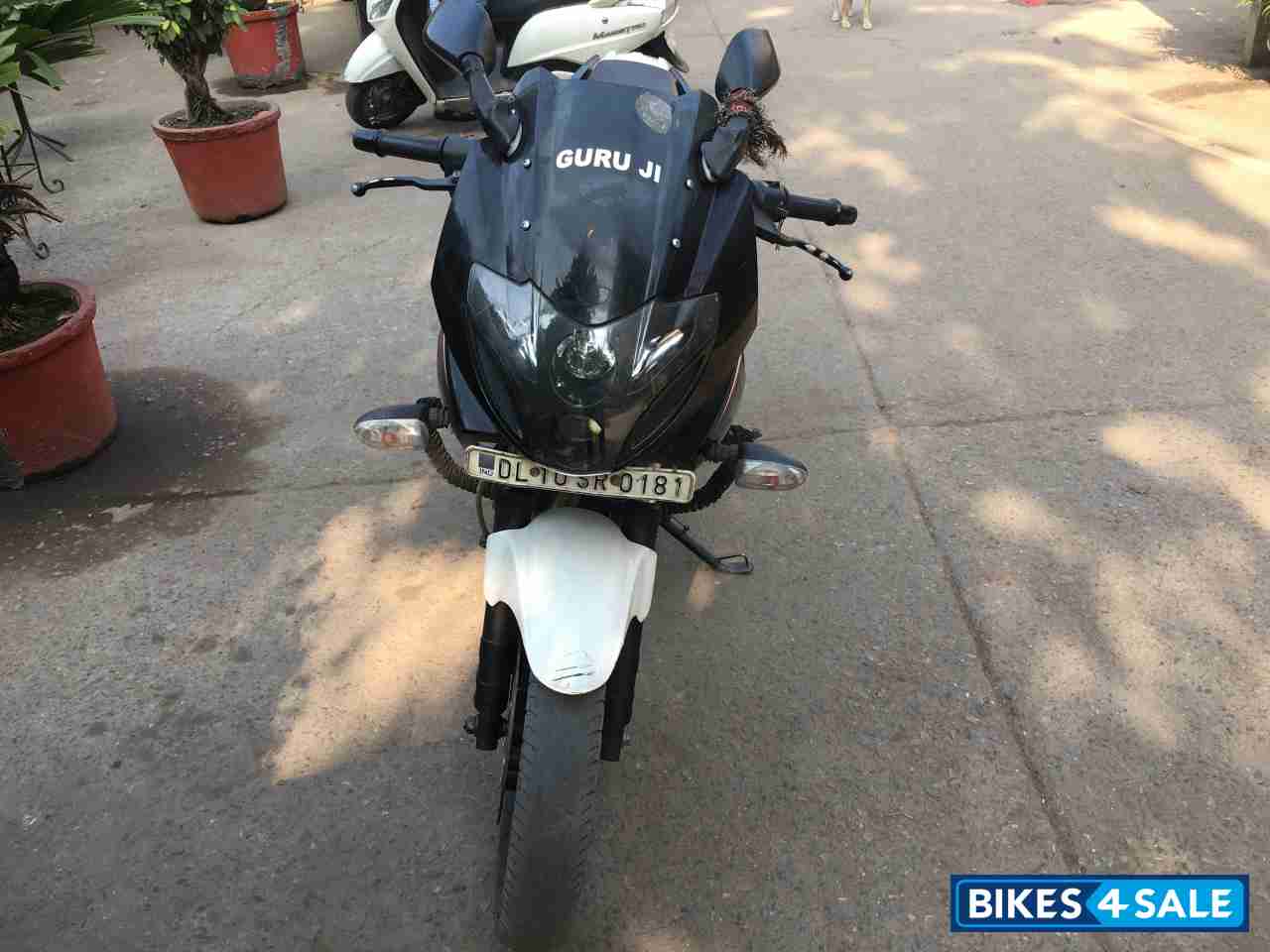 Black&white Bajaj Pulsar 220F