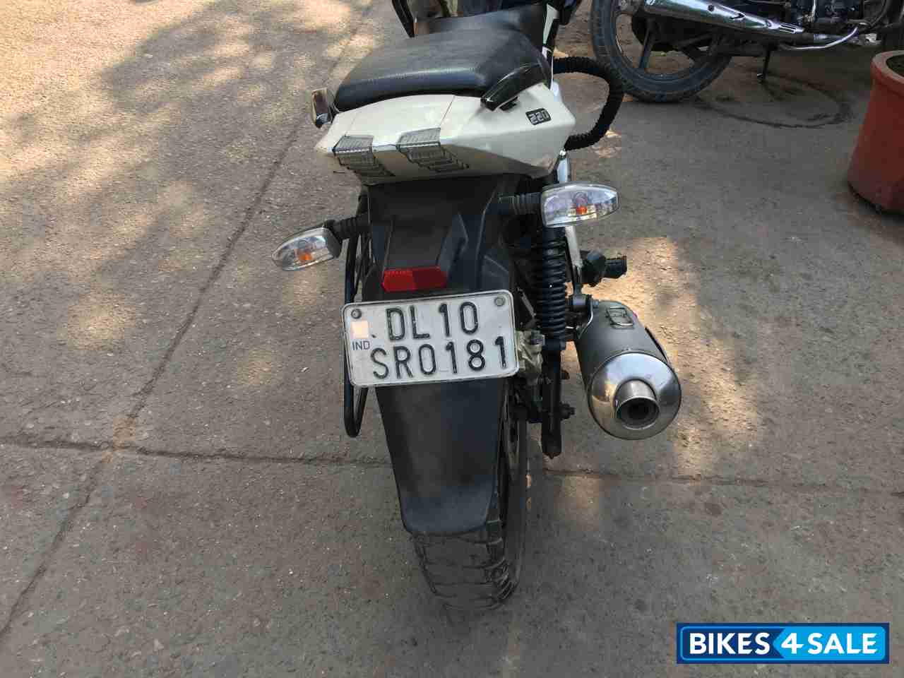 Black&white Bajaj Pulsar 220F