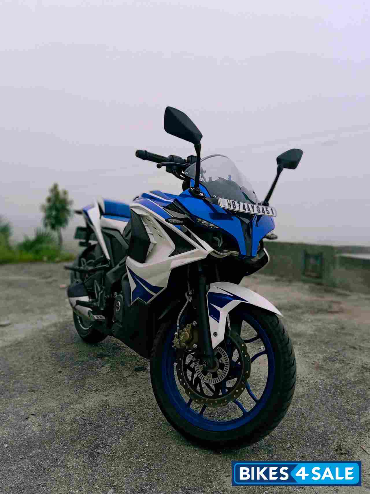 Bajaj Pulsar RS 200 ABS