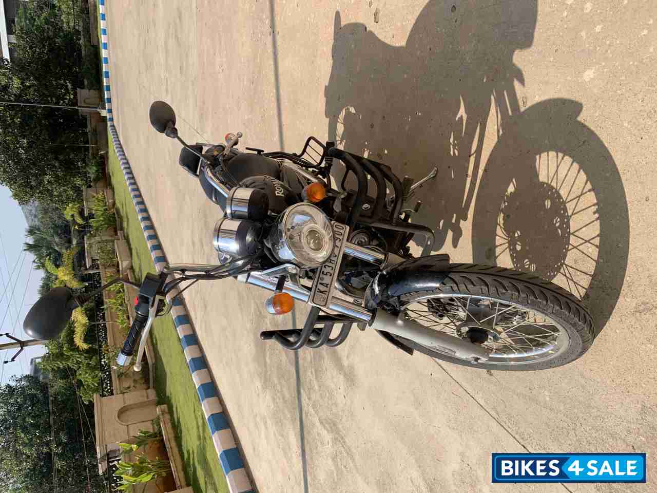 Metallic Black Royal Enfield Thunderbird 350