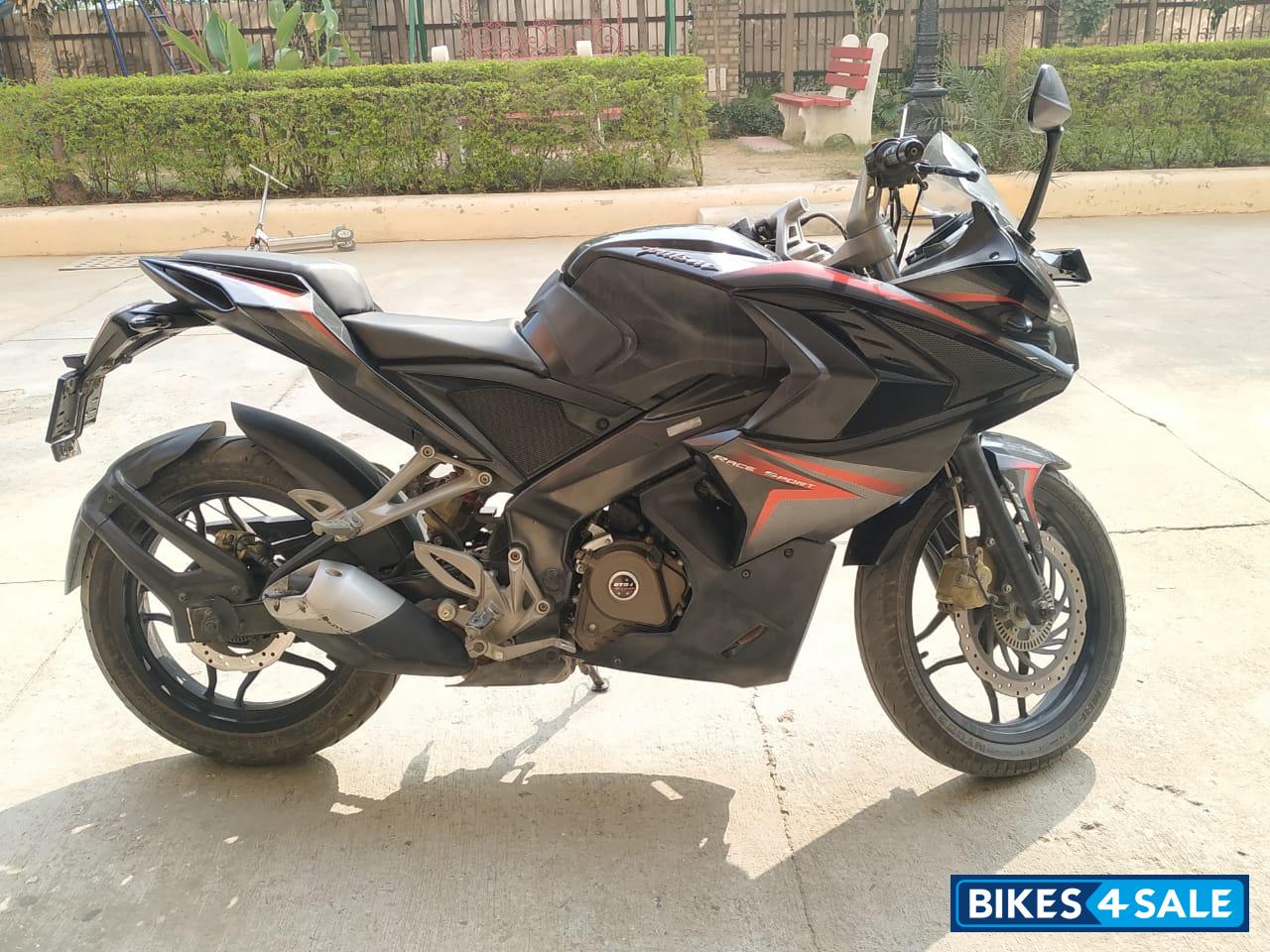 Bajaj Pulsar RS 200 ABS