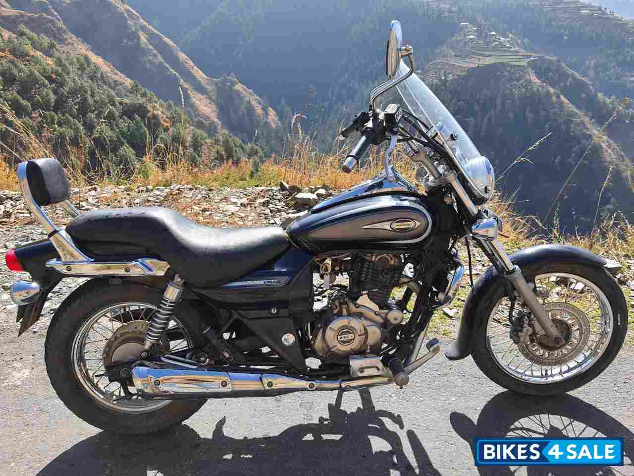 Black Bajaj Avenger 220 DTS-i
