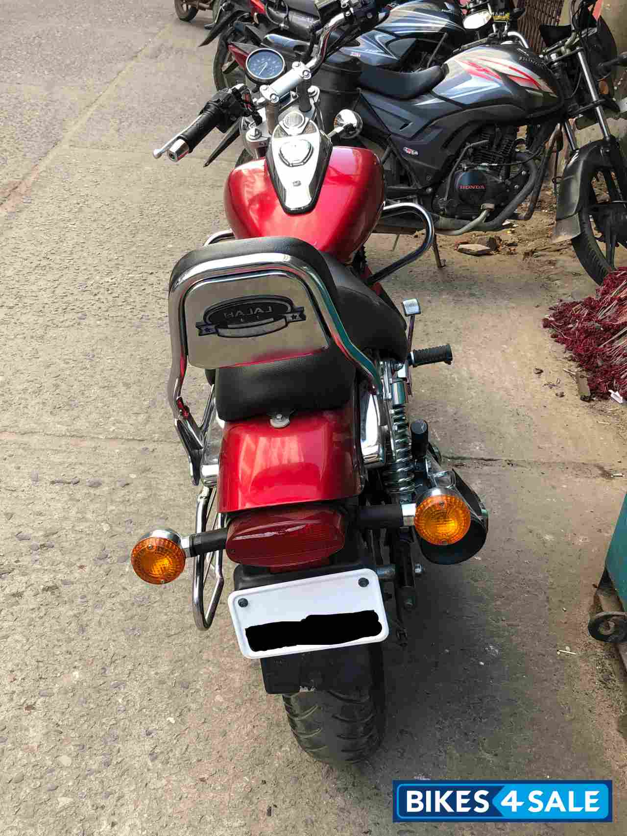 Red Bajaj Avenger 220 DTS-i