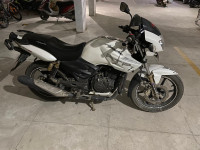 White TVS Apache RTR 180