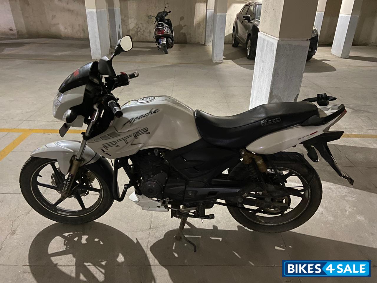 White TVS Apache RTR 180