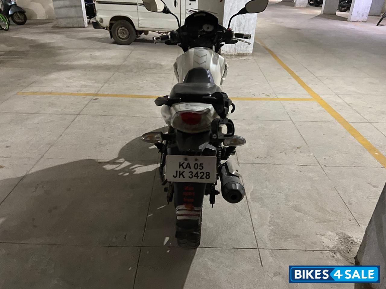 White TVS Apache RTR 180