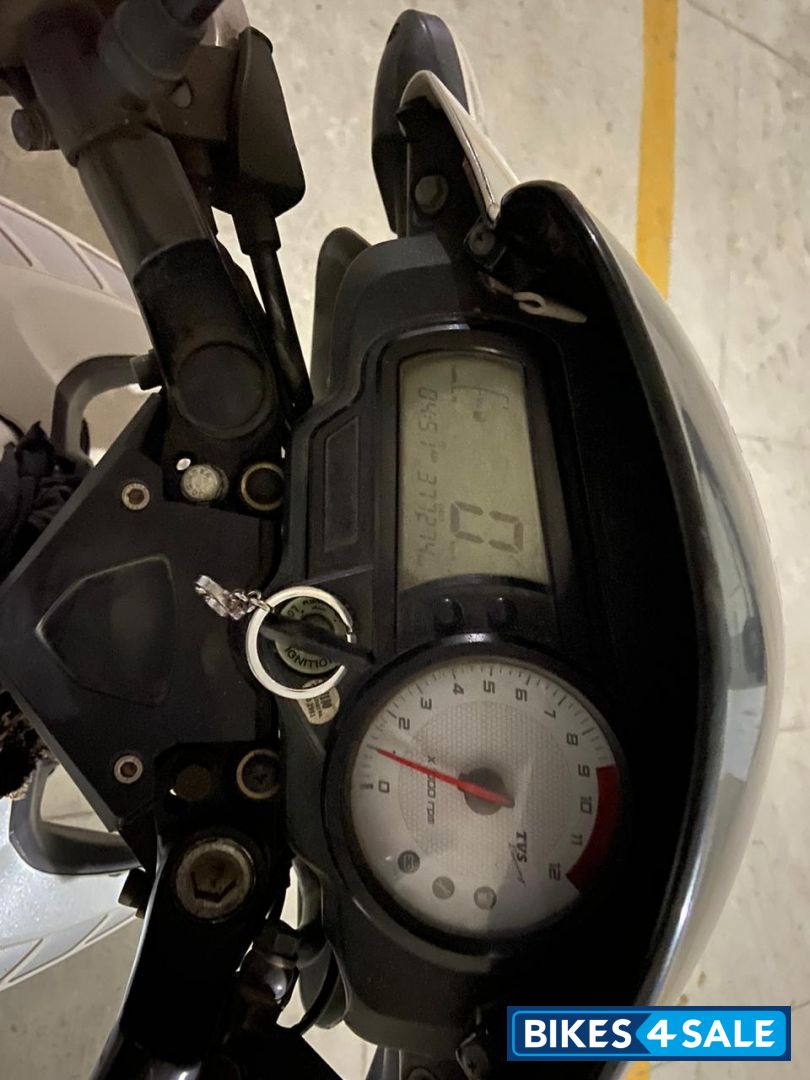 White TVS Apache RTR 180