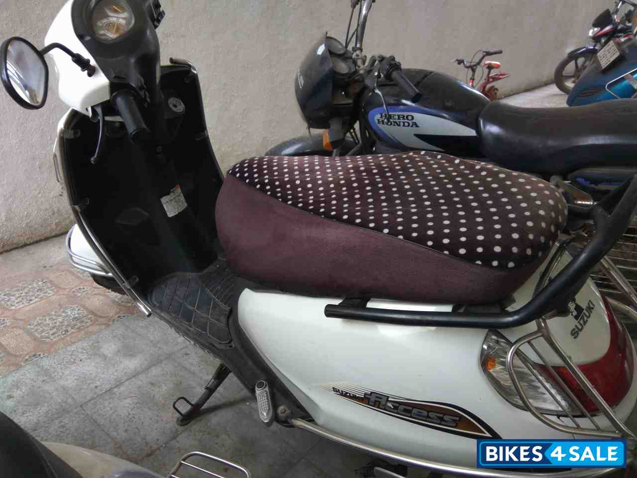 White Suzuki Access 125